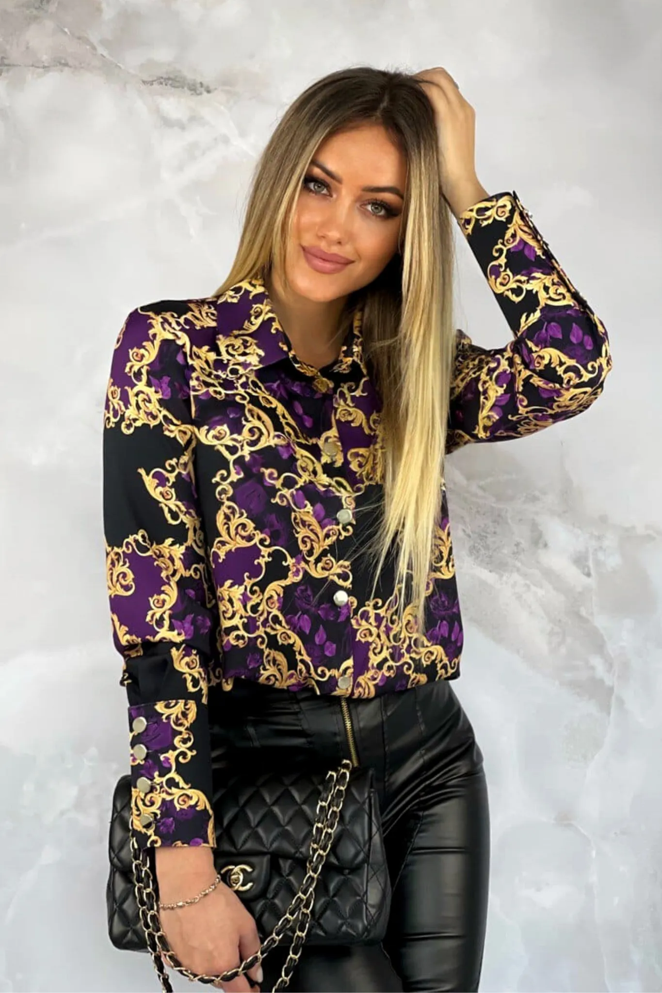 Camicia elegante nera a fantasia damascata viola con bottoni dorati